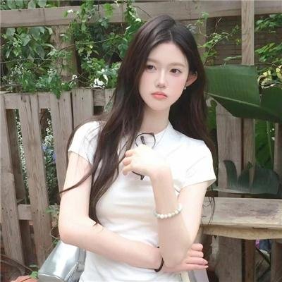 她比烟花寂寞